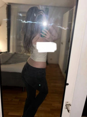 Svarta bootcut jeans med låg midja - Säljer ett par svarta jeans med bootcut och låg midja. Jeansen har klassisk femficksdesign och är tillverkade i ett mjukt denimtyg. Byxorna är från lager 157 i storlek S men funkar som M också eftersom dom töjer ut sig snabbt. Har inte använt dom på länge eftersom jag har andra jeans jag använder mer ❤️