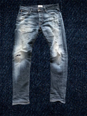 Selvedge jeans med patchwork - Säljer mina sjukt feta selvedge jeans med sjuk åldring. Passar dig mellan 185-192. Tvärrfet patchwork på vänstra knäet som är handgjort vilket ökar värdet på brallorna. Finns även en extra ficka av samma jeans material och selvedge detaljer om du skulle vilja byta ut den högra fickan eftersom den är lite trasig, går att fixa mejl hos en skräddare men inget måste. Dessa är riktiga one of one. Hör av vid fler frågor!