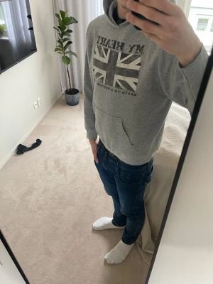 Grå hoodie - Säljer en grå hoodie som knappt är använd och i bra skick. Perfekt nu när våran är runt hörnet, jag är 190 och tröjan är för liten på mig, Inga defekter förutom att smörerna dragits ut ur hoodien. Kom gärna med frågor!!!