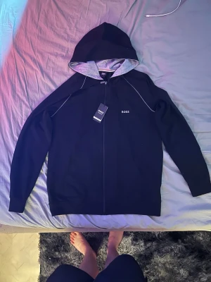 Boss kofta - den är slim fit o ganska tunn så den är perfekt till sommaren och den är helt ny. Tag finns kvar. Skriv för mer bilder pris går diskutera