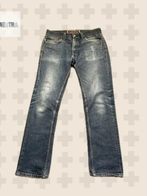 Faded Levi’s (Snus fade) - pair of vintage Levi’s from 2010 with incredible natural fades and character. Perfect ”Snus Fade” and ”Wallet Fade”These have been worn in perfectly to achieve a unique look that only comes with time. Classic straight-leg fit and sturdy denim quality.                                   Feel free to message me if you have any questions!  Size on tag: W33 / L32 • Waist: 41.5 cm • Thigh: 28 cm • Inseam: 79 cm • Total Length: 105cm • Leg Opening: 19.5 cm b