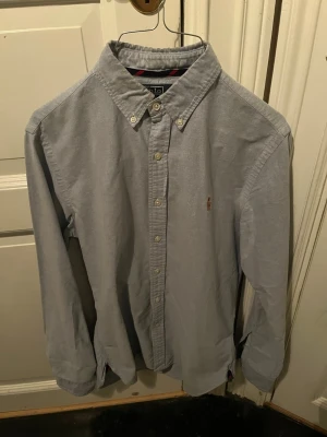 Ljusblå Ralph Lauren skjorta - Säljer en ljusblå skjorta från Ralph lauren i storlek S. Passar i bra väder