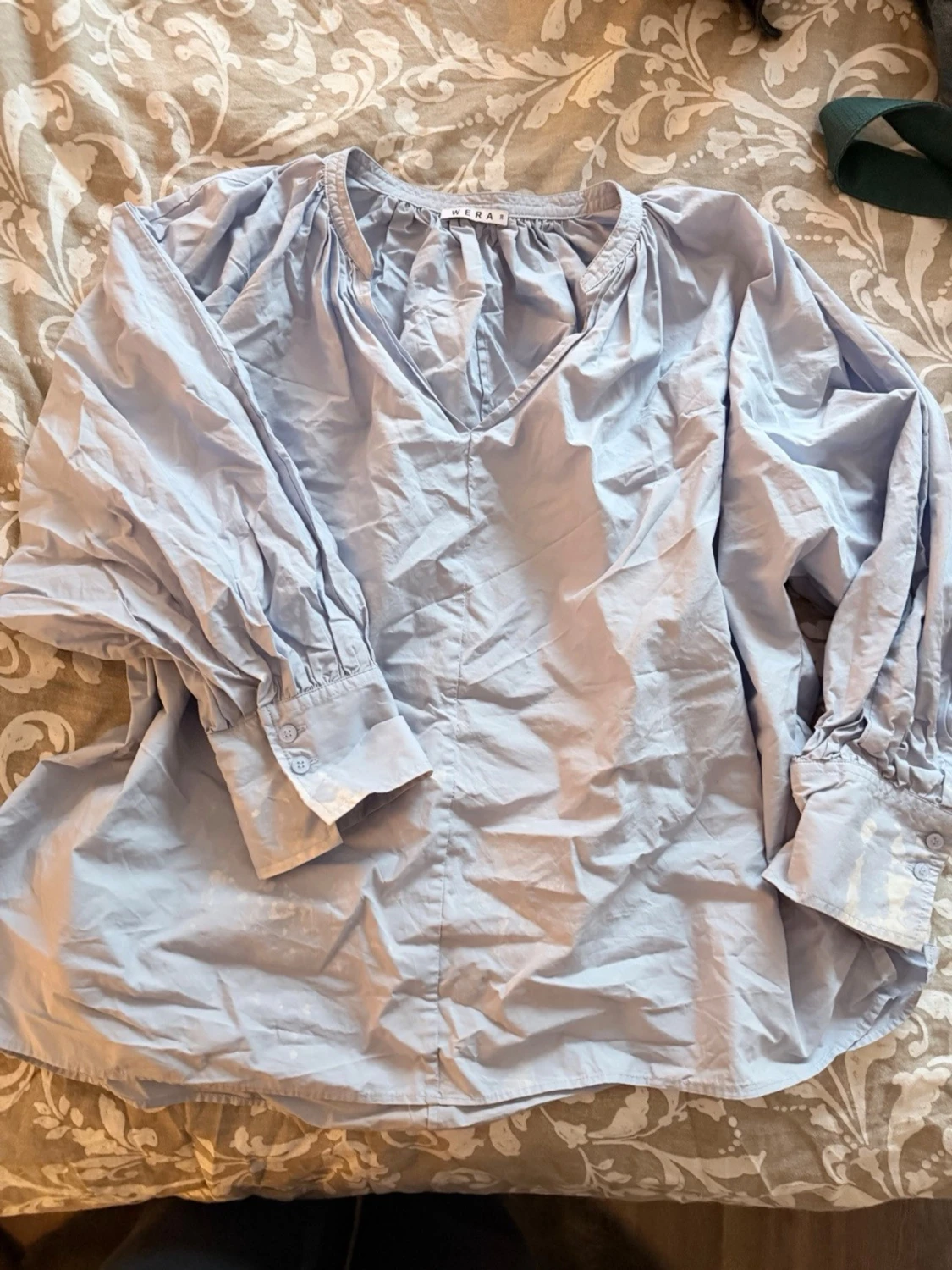 Ljusblå v-ringad blus