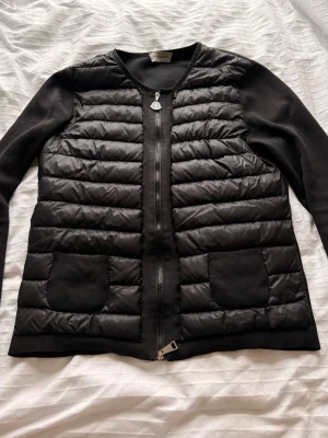 Moncler cardigan - Jätte fin Moncler cardigan i storlek M, men Skulle säga att den passar lika bra som S. Köpt här på Vinted för ett tag sen men har ej kommit till användning mycket alls.  Skulle säga att den är i väldigt fint skick endast lite slitage vid slutet på ärmarna vilket man kan se på bilderna. Förutom de har den inget slitage. Qr koden funkar som den ska. Skriv för fler bilder eller frågor💕 pris går att diskutera vid snabb affär
