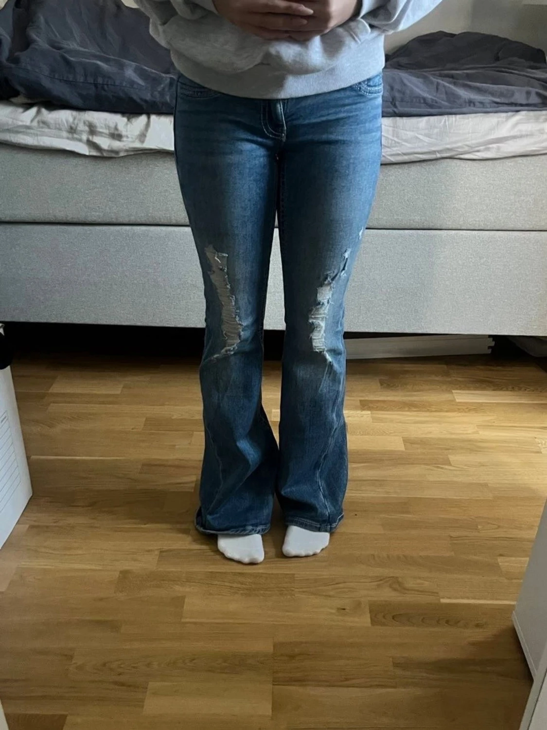 Blå Gina tricot bootcut jeans med slitningar