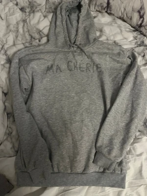 Ma cherie hoodie - Grå hoodie med texten 'MA CHÉRIE' i handedda stenar på bröstet. Hoodien har huva med dr/aljband ahead ribbade muddar vid they och ärmslut. Perfekt för en avslapp called och stylish look as du vill sticka ut lite extra. Storlek 159/164 men sitter som en XS