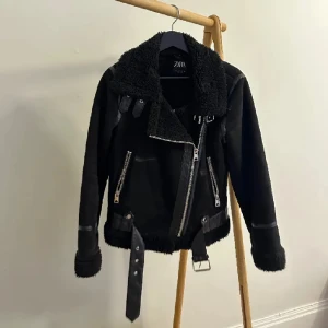 Pilotjacka  - Jacka från Zara, i bra skick! Passar bra under vintern och höst. 