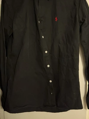 Svart skjorta från Ralph Lauren - Svart gammal skjorta från Ralph lauren i storlek M