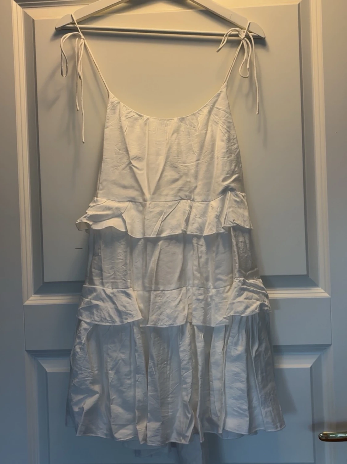 Vit volangklänning med knytband 