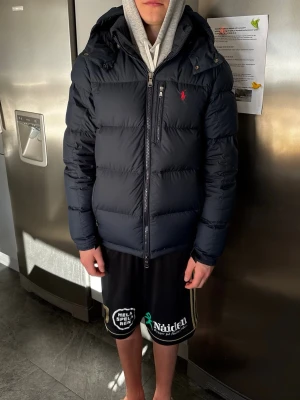 Ralph Lauren Jacka - Säljer denna sjukt snygga ralph lauren jacka. Den är självklart äkta! Den är i storlek xs men passar mer som S. Jag på bilden är 178 lång och väger 60. Bara att höra av sig vid minsta lilla fundering. Fint skick. Nypris är cirka 6000kr