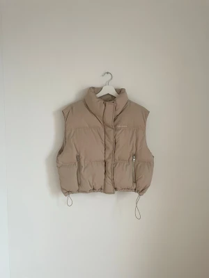 Väst från New yorker i storlek M. - Beige väst som utgått från sortimentet från New Yorker, storlek M. Köparen står alltid för frakt!📦💗