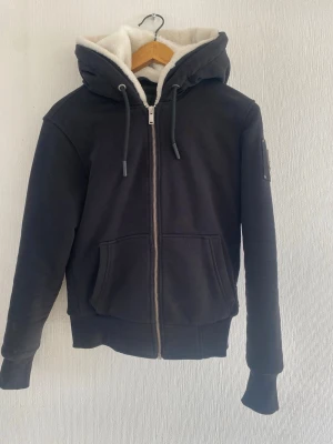 Moose knuckles bunny - Hej säljer min gamla hoodie som jag har fått i present då den inte passar mig längre och behöver pengar till bil, den är storlek xs, (jag väger ca 70 kg och är 175 lång och den passar mig precis inte). (fraktas endast)