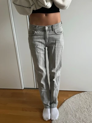 Ljusgrå straight jeans - Säljer mina low waist, ljusgrå, straight jeans från ginatricot. Jeansen är används flera gånger men är i bra skick.