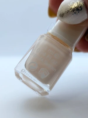 Isadora Wonder Nail nude nagellack 60% kvar  - Säljer ett Isadora Wonder Nail nagellack i en mjuk nude/ljusbeige nyans. Lacket kommer i en stilren fyrkantig glasflaska med vit kork och har extra long lasting-formula. Perfekt för dig som gillar en naturlig och fräsch look på naglarna.