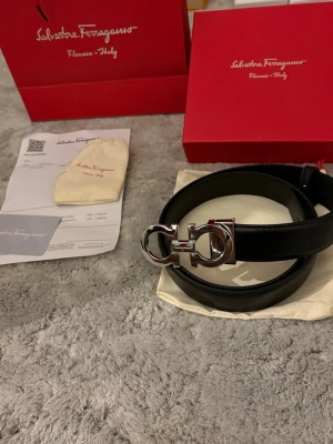 Svart snygg Ferragamo bälte  - Härligt svart Ferragamo bälte snyggt inför sommarn, passar allt och box och mer följer med på köp.