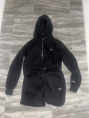 Prada tracksuit  - Öppet för byte. Inga defekter 