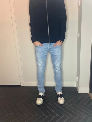 Dondup George  - Dondup George jeans i fint skick! W32. Midje bredd: 40cm, längd: 99cm. Pris kan diskuteras! Kontakta vid frågor och funderingar! 