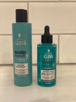 Schwarzkopf Gliss Scalp Balance duo - Säljer ett set med Schwarzkopf Gliss Scalp Balance Gentle Shampoo och Purifying Serum. Båda produkterna är turkosa med svarta detaljer och innehåller panthenol och biotin. Serumet har pipett och är leave-in, perfekt för att balansera hårbotten.
