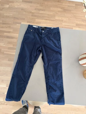 Blå chinos från Replay - Replay chinos som kanske inte charmar tjejer, men definitivt en sofistikerad morfar på julafton kommer digga dessa!💎 perfekt för släktmiddagen eller partaj😇 lite extra som sätter pricken över i:et. 