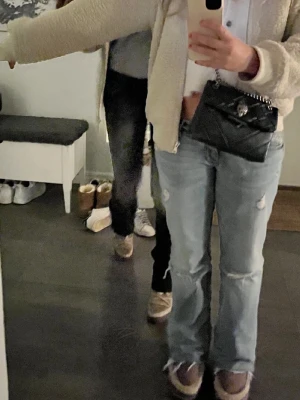 Jeans - Säljer ett par ljusblå bootcut jeans med slitna detaljer och hål på benen från hollister🤗❤️. Jeansen har låg midja och klassisk femficksmodell. Perfekta för en avslappnad och trendig look. Materialet är denim i bomull.sååå snygga❤️🤗storlek w27