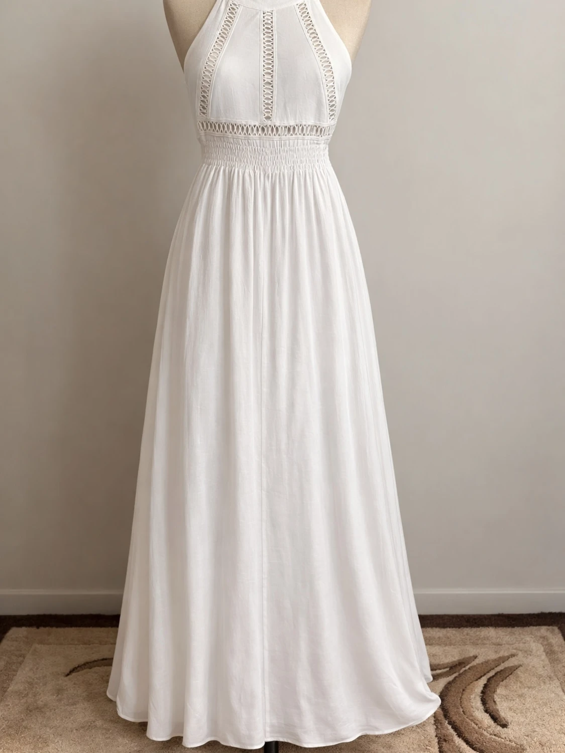 Vit långklänning med spetsdetaljer