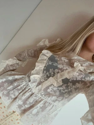 Vit blommig blus - Säljer en superfin transparent vit blus💓Perfekt att styla med jeans eller kjol för en trendig look.
