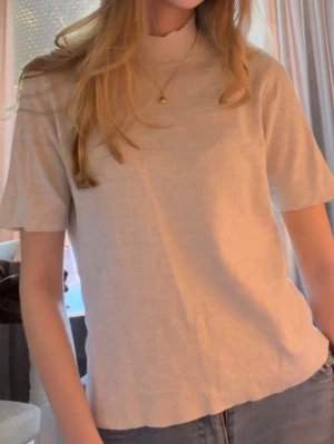  t-shirt med hög hals - Stickad polo tröja, ljusgrå 