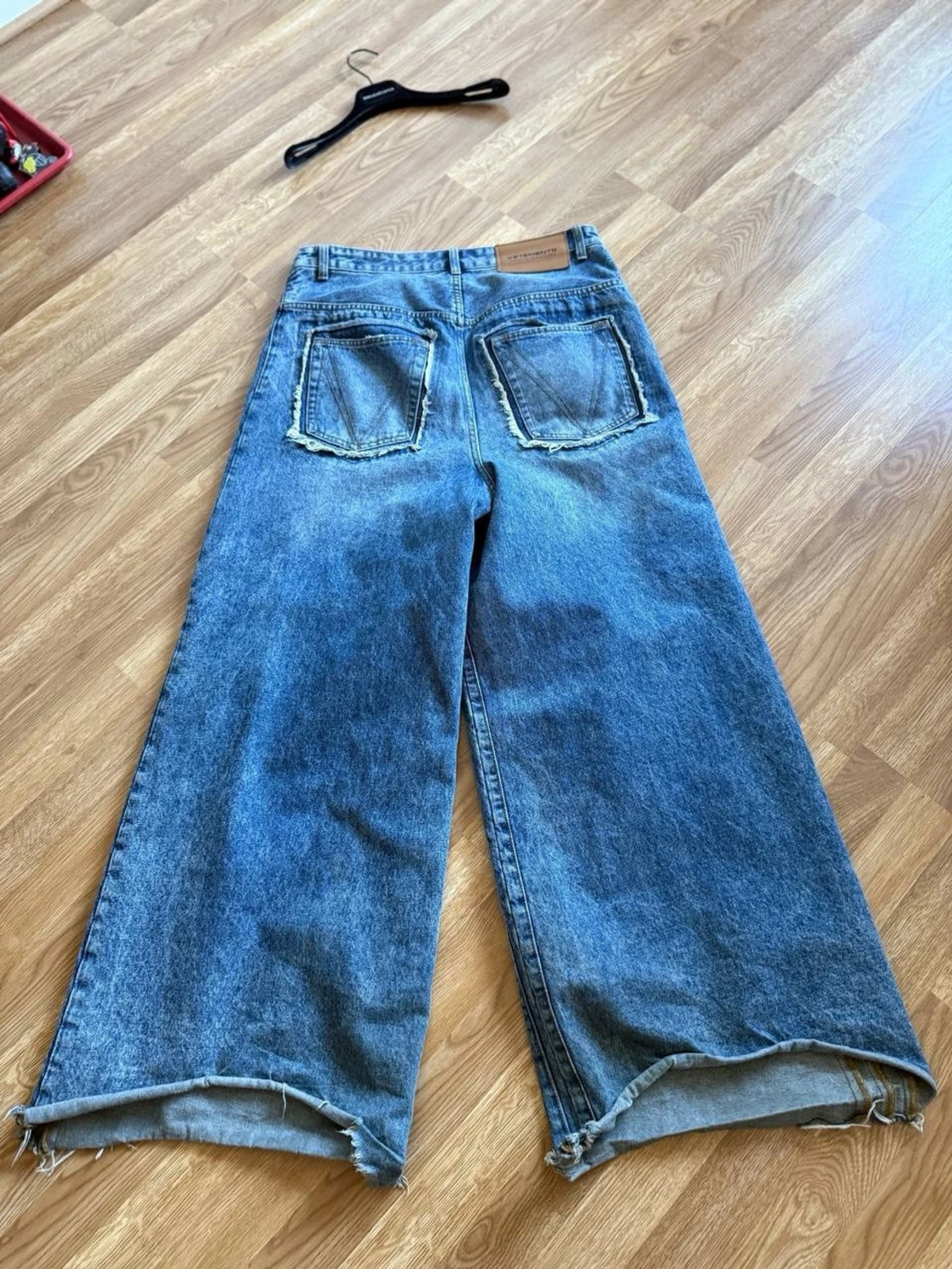 Blåa vida slitna jeans med hål - 3