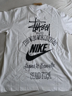 Vit hyllnings-tshirt Stüssy x Nike - tshirt Stüssy x Nike