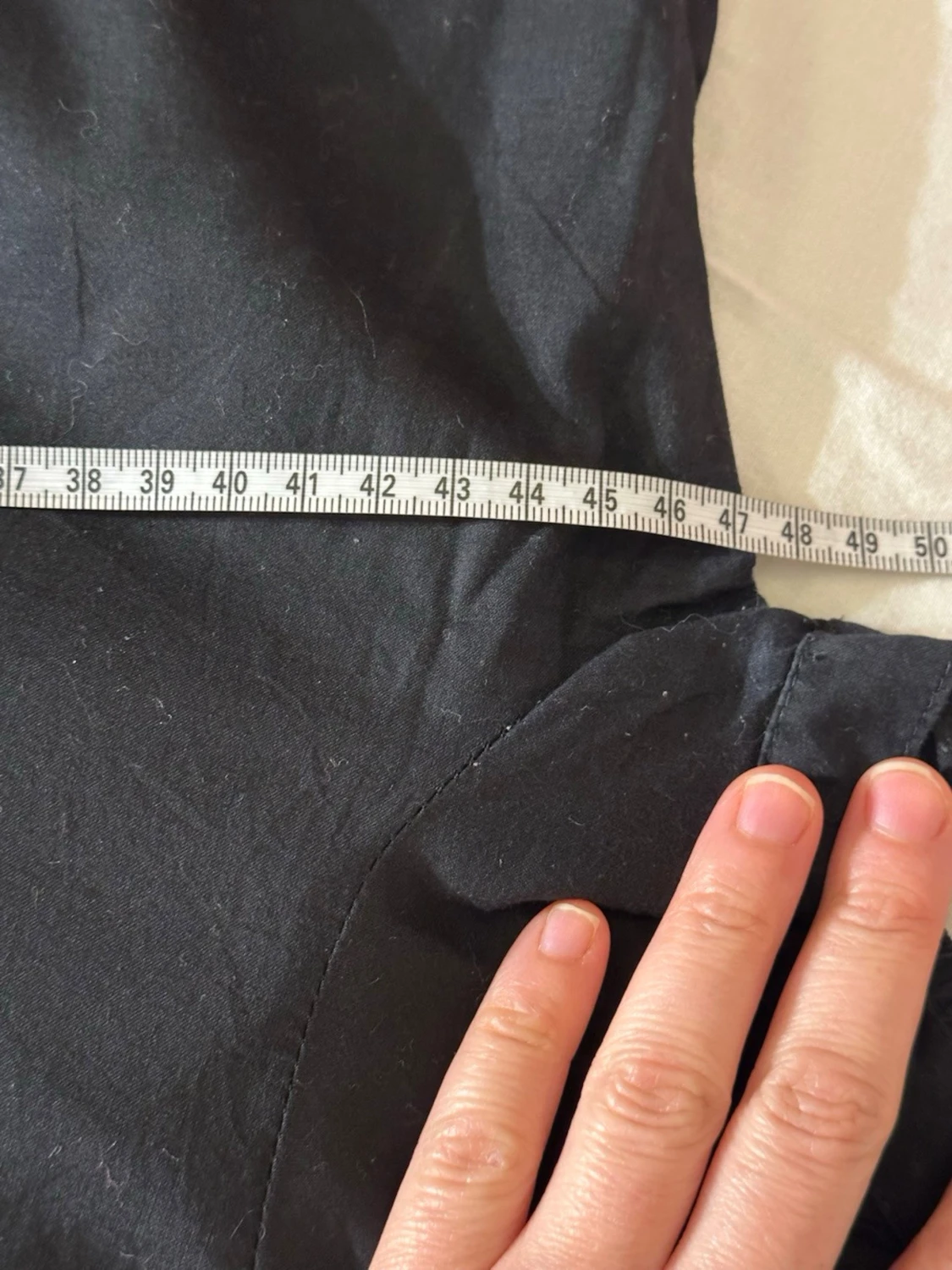 Svart blus med puffärm och knytband - 5