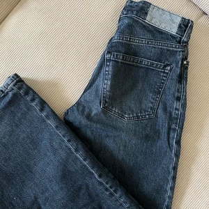 Jeans KARVE - Jeans från KARVE i storlek XS. Mörkgrå/blå färg. Superfint skick, tjockt och bra material! 