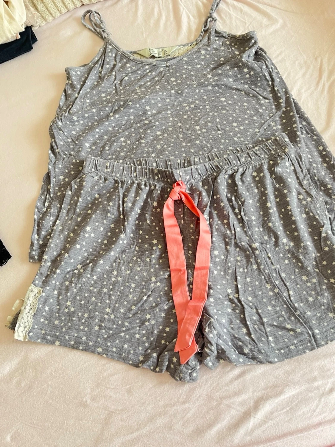 Grå prickig pyjamas med spetsdetaljer - 2