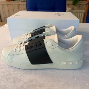 Valentino Open - Valentino open sneakers i storlek 44 Helt nya och oanvända. Priset kan såklart diskuteras, det är bara att fråga om ni har funderingar🙌