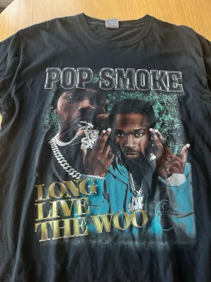 Pop Smoke Graphic Tee - Köpt för längesedan. Använder den ej längre. Pris kan diskuteras!