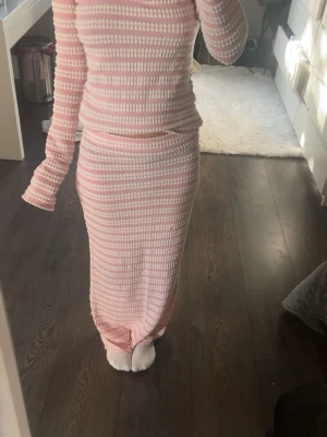 Sommar sett  - Ett sommar sett med lång kjol och långärmad tröja, kjol storlek xs och tröja storlek S