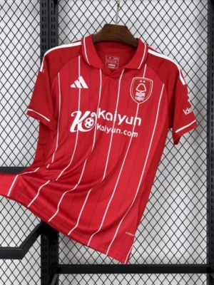 Fotbollströja med vita ränder - Snygg röd fotbollströja från Adidas med vita vertikala ränder och klubbmärke på bröstet. Tröjan har klassisk krage, korta ärmar och tryckt sponsorlogga framtill. Perfekt för träning eller match. Finns i flera storlekar!!! Pris kan diskuteras!!!