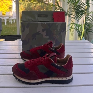 Rockrunner - Valentino rockrunner storlek: 37 | Skick: Mycket bra | Tillbehör: Box, dustbag, valentino kort