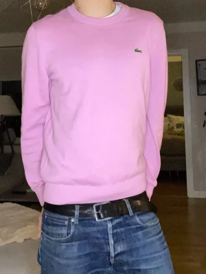 Rosa Lacoste sweatshirt  - Säljer mina rosa Lacoste tröja eftersom att den inte används så mycket längre. Kanske är använd Max 5 gånger köptes ny. Inga tecken på användning. Ny pris 1700 kr storlek M 