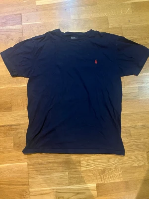 Blå raffe t-shirt   - Stilren t-shirt ifrån ralph lauren perfekt nu till våren🔥 Inga problem med den då jag säljer för jag behöver pengar! 😊 Fraktar inom 2 dagar!💨📦 Hör av er vid frågor eller funderingar🔥😊  