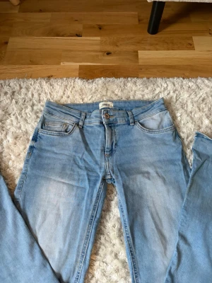 Blå jeans ONLY - Säljer ett par jeans från ONLY som jag inte använder längre!! Det är utsvängda jeans med låg midja❤️ har använt de under en period förra året men det medföljer inga synliga skador!