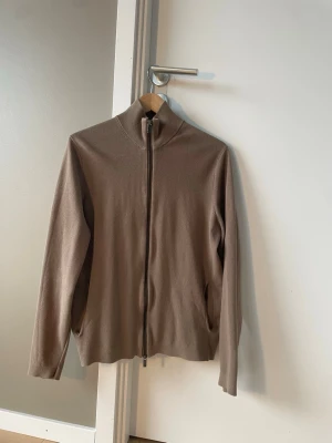 Massimo Dutti Fullzip  - Säljer tröjan då den blivit för liten.