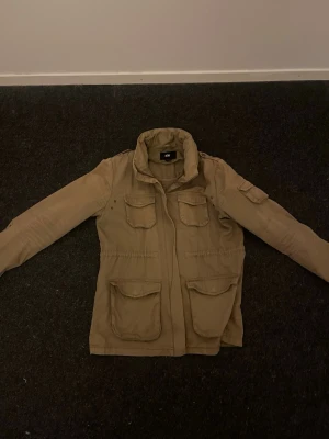 Beige vindjacka/ fieldjacka från HM - Defekt under högra armen, inget jätte synligt men kan möjligtvis bli värre om man inte tar hand om den! Storlek: S