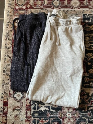 2-pack mjukisbyxor herr – grå & mörkblå – storlek M  - Två par bekväma mjukisbyxor i storlek M. Perfekta för hemmamys, träning, promenader eller avslappnade dagar.  • 1 par mörkblå – mycket bra skick • 1 par grå – bra använt skick • Storlek M (ca 38) • Mjukt och skönt material • Resår i midjan  Skick: •De grå byxorna har ett litet hål som knappt syns • en liten fettfläck som inte gått bort i tvätten Fortfarande väldigt sköna och fullt användbara.  📦 Skickas snabbt🚭 Rökfritt hem  Säljs tillsammans.