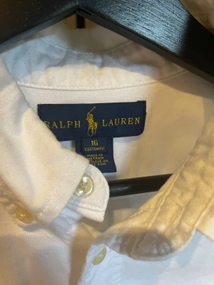 Ralph lauren skjorta  - Säljer nu en fet Ralph Laurent skjorta i storlek S | mycket fint skick utan defekter| priset är ej hugget i sten | kom dm för flera frågor eller funderingar!