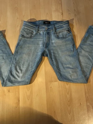 Replay Anbass Jeans - Replay Anbass Jeans – 29/32 – Ljusblå  Säljer ett par Replay Anbass jeans i en snygg ljusblå tvätt. Väldigt clean modell som funkar till allt – hoodie, t-shirt eller skjorta. Slim fit som sitter snyggt på benen.  Detaljer: • Märke: Replay • Modell: Anbass • Storlek: 29/32 • Färg: Ljusblå / light wash • Passform: Slim fit  Jeansen är i mycket bra skick och har den klassiska Replay-designen på bakfickorna. Perfekta vardagsjeans.  Pris: 400 kr (kan diskuteras vid snabb affär). 