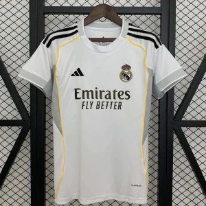 Real Madrid matchtröja Adidas vit - Snygg vit Real Madrid matchtröja från Adidas med svarta och gula detaljer. Tröjan har klubbmärke på bröstet, Adidas-logga och sponsortryck framtill. Tillverkad i lätt och ventilerande material, perfekt för fotbollsträning eller match.