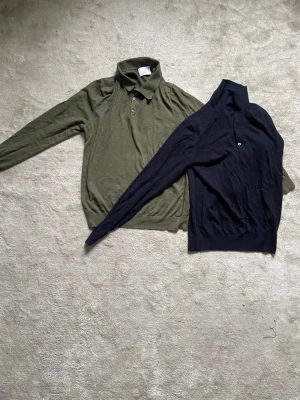 Två långa pikéer  - Kör en två för en deal på dessa pikéer båda dessa kommer kosta 200 kr totalt. En riktigt pang deal va skriv vid minsta fråga 🙋 den gröna är i storlek M men sitter som S den blå är i S den gröna är i märket bläck den blå är ifrån unicloth