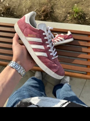 Adidas Gazelle - Säljer ett par Adidas Gazelle sneakers i vinrött mocka. Lätt slitna. Riktigt schyssta till sommaren. Priset är förhandlingsbart.