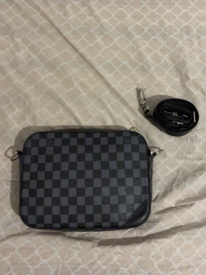 Svart väska - Fin svart rutig väska knappast använt