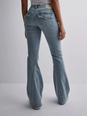 True Religon Joey Low Rise Flare Ljusblå - Säljer ett par ljusblåa flared jeans från True Religion med ikoniska kontrastsömmar och snygga fickdetaljer bak. Klassisk låg midja och utsvängda ben. I modellen Joey, skriv om ni har några frågor💞